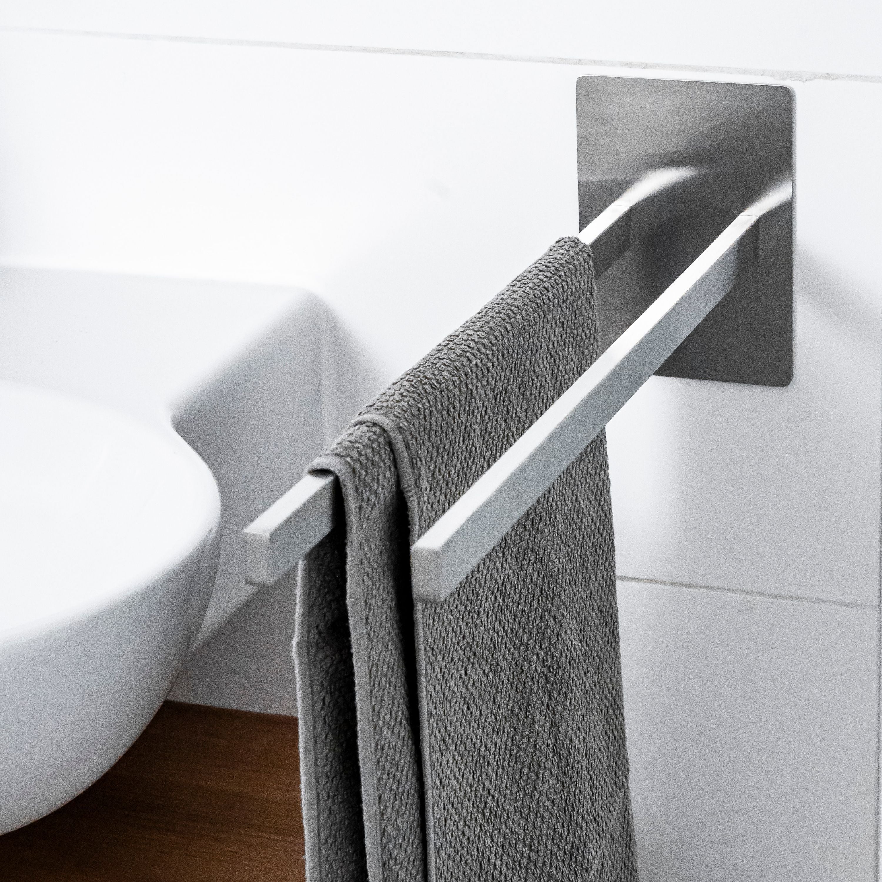 ELMOWO - Edelstahl Handtuchhalter zweiarmig ohne Bohren für 2 Handtücher (silber)